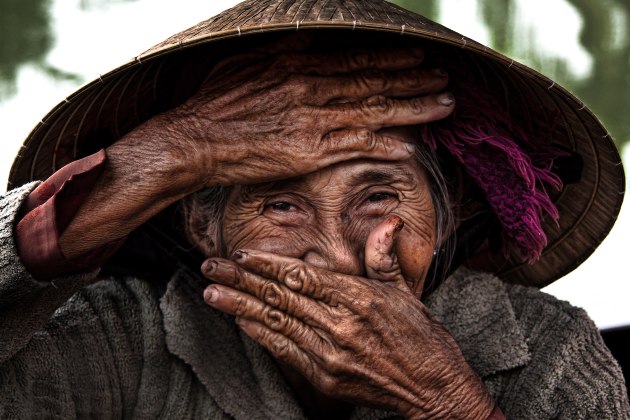 Réhahn’s 2011 image The Hidden Smile, depicts 74-year-old Madame Xong. Since the image was captured, her portraits have been added to the Women’s Museum in Hanoi in 2016, and she has appeared on more than 15 TV shows, with her image published around the world. Canon 50D, EF-S18-200mm f/3.5-5.6 IS lens @ 50mm. 1/80s @ f5, ISO 125.