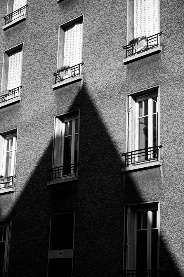 By deciding to go out on a sunny day and choosing the right time, this photographer captured the texture of the building’s surface and used the shadow from a nearby object as a point of interest. Image: Anton Kot